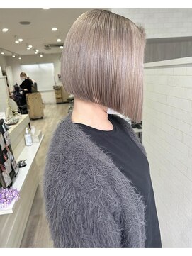 シェミール(CHEMIR) 大人可愛い切りっぱなしボブ透明感ミルクティーベージュ四日市