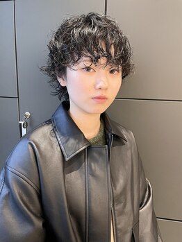 スノウ(SKNOW)の写真/【エッジの効いたパーマスタイルで周りと差を付けたいあなたに】ファッションを格上げするスタイリング