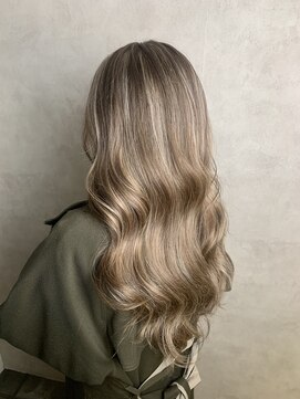 バズ サッポロ バイ フィーネ(BuzZ sapporo by Fi-Ne) 【BUZZ札幌】ナチュラルハイライトベージュ/ブリーチ/髪質改善