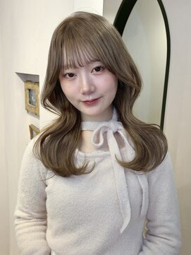 リタ(Lita) ★小顔くびれミディアムレイヤー×ミルクティーベージュ