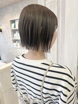 キャアリー(Caary) 福山市Caary切りっぱなし外ハネミニボブ透明感くすみベージュ