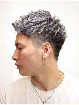 フランクスバーバー アンド ビアークラブ(FRANK'S BARBER and BEER CLUB) サイドグラデーションシルバーカラー短髪パーマ