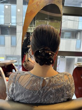 グリッツ (GLITZ) タイトアップヘアスタイル