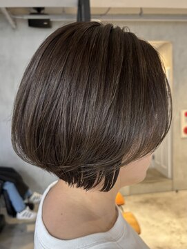 エリマ 調布(elima) 長め前下りショートボブ白髪ぼかしハイライトベージュカラー