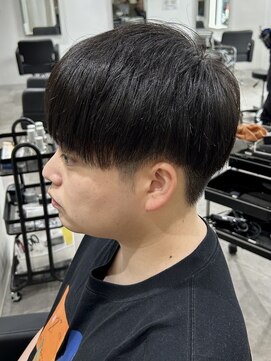 ヒュイル バイ ニアウ(Hwyl by Niau) ナチュラルマッシュ刈り上げナチュラルショートメンズカット眉毛