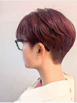 セブンフィズ(SEVEN fizz) センターパートもシースルーもできる刈り上げショート