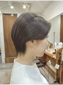 大人可愛さ引き立つ前髪ありひし形ショート