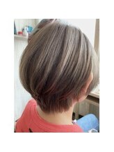 【生え際や分け目の白髪悩みに特化。ライフスタイルに合わせた最適なカラー周期と薬剤の提案】