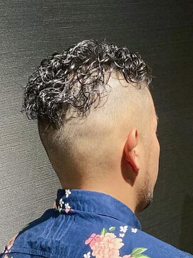 ビーダンディー(Bee dandy) モヒカンフェードカット ツーブロック クセ毛ワイルドパーマ