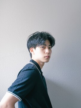 トゥ(TOE) 直毛を活かしたセンターパートスタイル