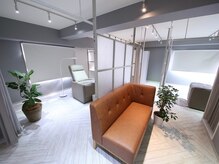 メンズ眉毛サロン THREE EYE 【メンズアイブロウ×HBL】梅田茶屋町店の雰囲気(落ち着いた雰囲気の店内◎)