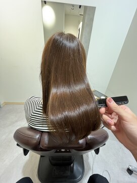 なめらか質感の艶ブラウンロング