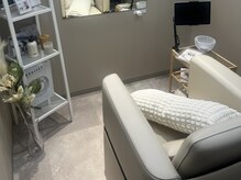 完全個室空間での美髪施樹。空き時間はiPadで映画やアニメ鑑賞OK