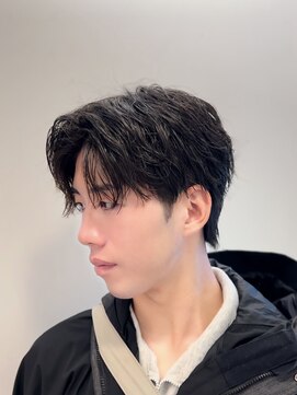 リンダ(LYNDA) 縦落ちパーマツイストスパイラルセンターパート刈り上げ/仙台