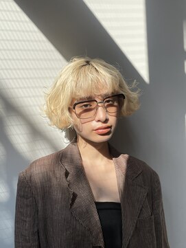 ヴァーディ オモテサンドウ(Vardy omotesando) curly/金髪 ブロンド 巻き髪