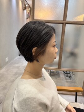 大人女性のイヤリングカラー&お手入れ楽チンショート