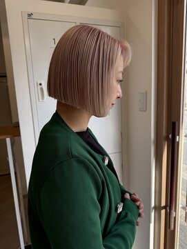 キッカ(kicca) ペールピンクベージュ×切りっぱなしミニボブ