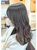顔周りのレイヤーで表情あるミディアム