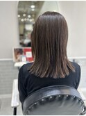 明るめグレイヘアー×切りっぱなしスタイル
