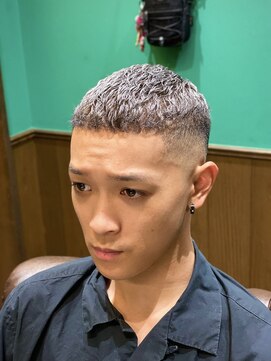 ヒロギンザバーバーショップ 丸の内店(HIRO GINZA BARBER SHOP) フェードカット×シルバーカラー【東京/バーバー/ハイトーン】