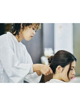 トレンドを押さえた女性スタイリストによるマンツーマン施術と丁寧なカウンセリングが人気の秘訣