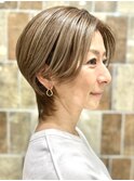 50代60代前髪なしセンターパート大人のウルフショートヘア