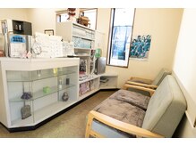カタノの雰囲気（テレビ、漫画を用意してます。〈理容室〉）