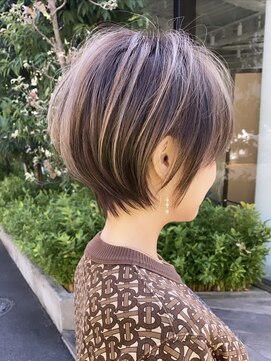 ラフ 立川(Laff) ショートヘアショートボブ白髪ぼかしハイライトカラーボブ