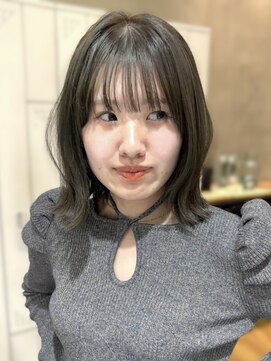 アトロ(Atoro) オリーブベージュ/育てるベージュ/透明感カラー/外はねボブ