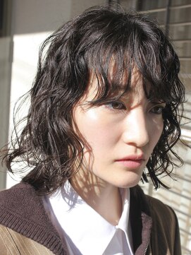 オーオ シカシカ(OOO YY) 秋冬にオススメのボリューム感のあるボブパーマ/縦落ちパーマ