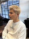 くすみベージュ刈り上げショートホワイトブロンド