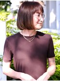 丸みのある厚めな前髪にぱつっとライン感を残したボブヘアー