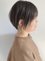 ステア ケース(stair case)&nbsp;インナーハイライト黒髪丸みショートボブ　耳かけショート