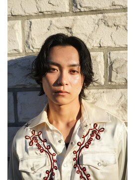 キュー(Cue_) 無造作スパイラルのウルフセンターパートパーマ 3【影山】