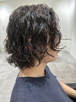 ヒュイル バイ ニアウ(Hwyl by Niau) メンズロングセンターパート波巻スパイラルパーマツーブロック