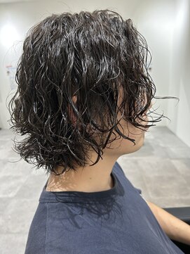 ヒュイル バイ ニアウ(Hwyl by Niau) メンズロングセンターパート波巻スパイラルパーマツーブロック