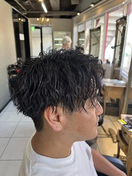 アイズ 海老名(AIZU) ツイストスパイラルパーマ センターパート マンバンヘア 眉毛