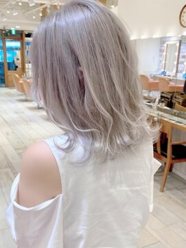 ネオリーブ クタ 町田店(Neolive kuta) シルバーベージュ【町田】ミディアムヘア/デザインカラー/小顔