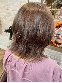 優しいベージュで外ハネくびれヘアー
