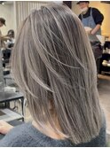 レイヤーボブハイライトブリーチレイヤーハイトーングレージュ