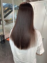 髪の状態に合わせた薬剤選びで、仕上がりが変わる。 lll_en hairの縮毛矯正について#1