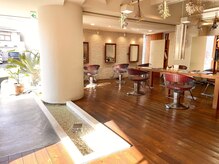 シンク 豊中店(sync)の雰囲気（光が差し込み水が流れる店内は清潔感と暖かみを感じます。）