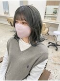 オリーブグリーン。