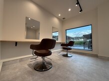 ハナウタ(Hanauta)の雰囲気（開放的な店内と落ち着ける空間）