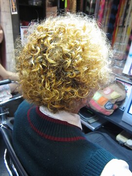 金髪パーマ 海外風 L トリックストア Trick Store のヘアカタログ ホットペッパービューティー