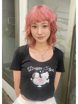 ウルフカットのハイトーンペールピンクカラー