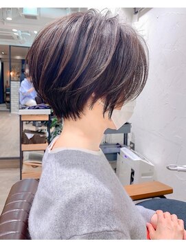 アヴァロン(AVALON) 絶壁解消×白髪ぼかし×40代×前髪長め大人ショートボブ永