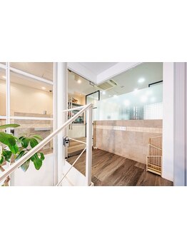 5席のみのプライベート空間―。少人数だからこその落ち着いた空間と、丁寧な施術で癒しのひと時を。