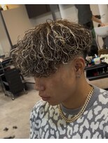 イーラ アメ村店(era)&nbsp;バロックパーマ　ツイストスパイラル眉カットメンズパーマ