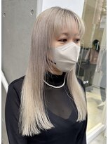 ビヨンドイー(beyond E)&nbsp;ホワイトシルバーカラー/ロングヘア